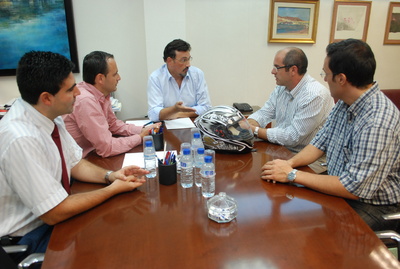 Imagen de la reunión entre el director del Instituto de Fomento, Juan José Beltrán, y el gerente de Manufacturas Tomás, Javier Tomás.