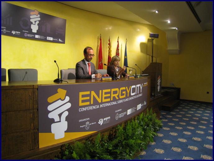 El consejero de Universidades, Empresa e Investigación, Salvador Marín, junto a la eurodiputada Pilar del Castillo, clausuró la primera Conferencia Internacional sobre Planes Energéticos Municipales