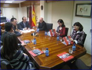 Imagen de la reunión mantenida entre el consejero de Universidades, Empresa e Investigación, Salvador Marín, con varios de los beneficiarios del programa 'Saavedra Fajardo'