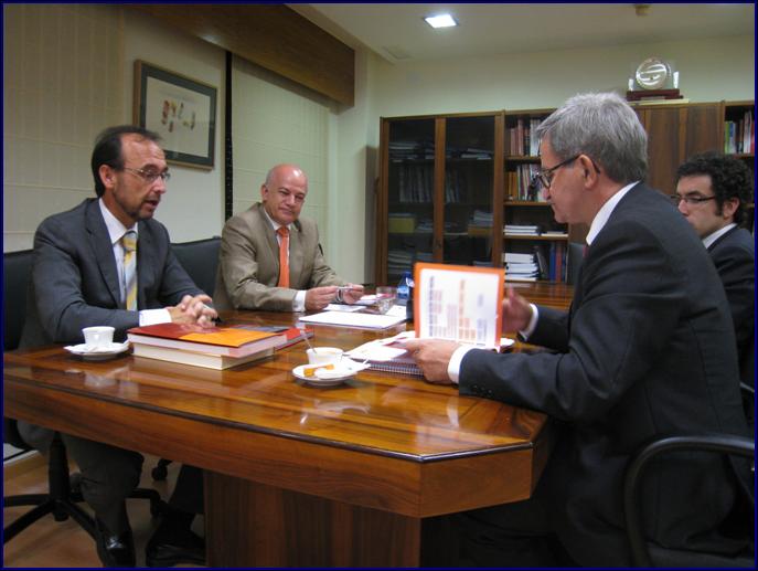 Imagen de la reunión de trabajo entre el consejero de Universidades, Empresa e Investigación en funciones, Salvador Marín, y el secretario de Estado de Investigación del Ministerio de Ciencia e Innovación, Felipe Petriz.
