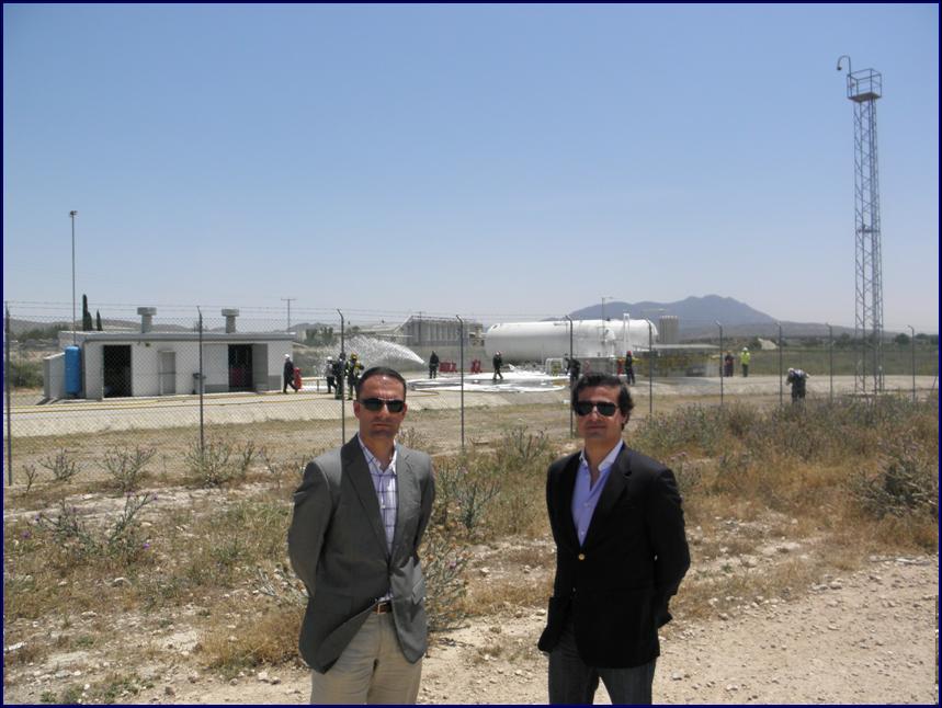 El director general de Industria, Energía y Minas, José Francisco Puche, y el director de HC Energía en Murcia, Joao Rosa, asisten al simulacro de accidente en la planta satélite de Gas Natural Licuado de Jumilla