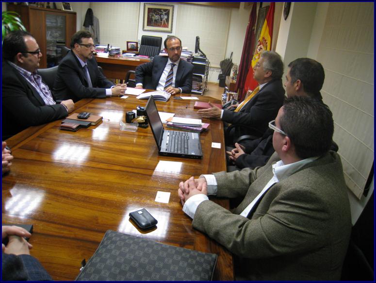 Imagen de la reunión del consejero de Universidades, Empresa e Investigación, Salvador Marín, con los responsables de Minerali